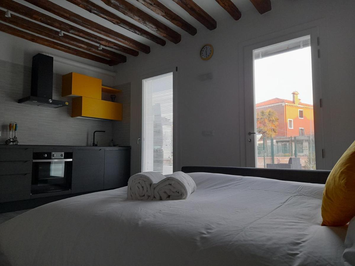 Yellow Garden Apartment *